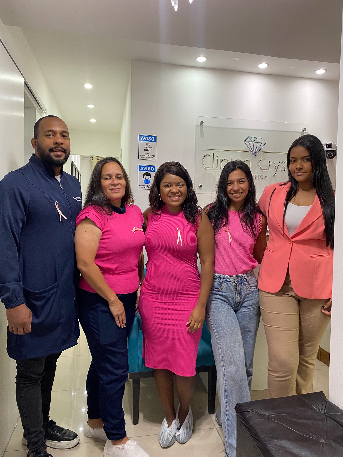Equipe da Clínica Crystal reunida em um evento da clínica