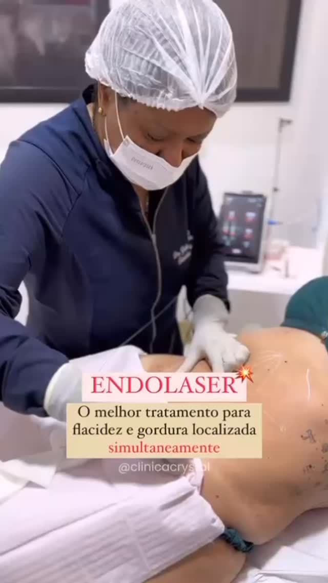 Procedimento facial sendo realizado na Clínica Crystal